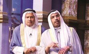 الفنانان القديران طارق العلي وعبدالرحمن العقل في مسرحية ولد بطنها