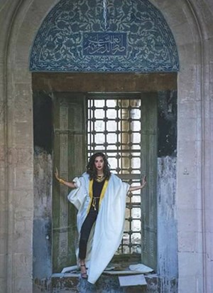 بالفيديو والصور.. عارضات أزياء وسط حطام أحد مساجد حلب