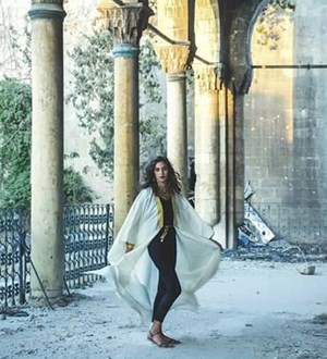 بالفيديو والصور.. عارضات أزياء وسط حطام أحد مساجد حلب