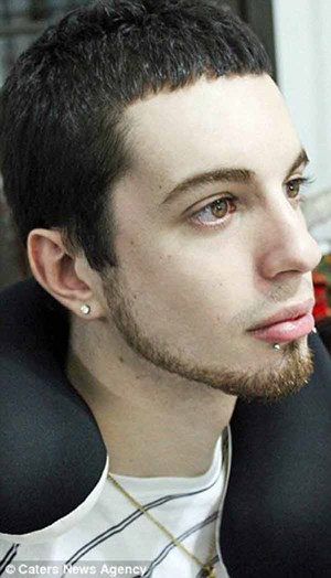 بالصور.. رجل ينفق أكثر من 50 ألف دولار ليصبح شخصًا خياليًا