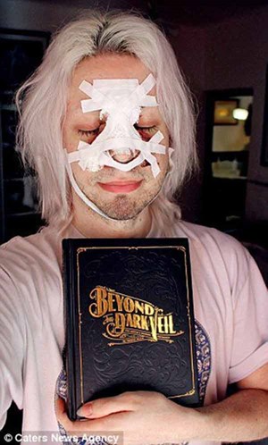 بالصور.. رجل ينفق أكثر من 50 ألف دولار ليصبح شخصًا خياليًا