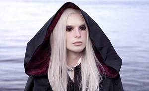 بالصور.. رجل ينفق أكثر من 50 ألف دولار ليصبح شخصًا خياليًا