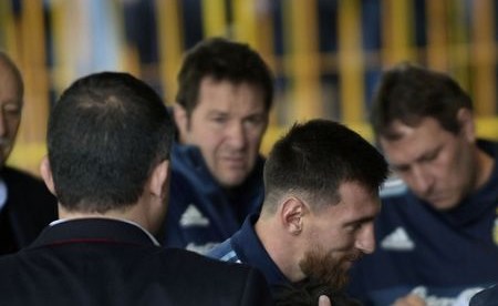 بالفيديو والصور.. لفتة ميسي "الحنونة" مع طفل أراد عناقاً