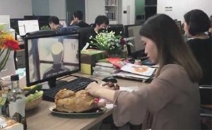 بالفيديو.. صينية تطبخ دجاجة على طاولة العمل