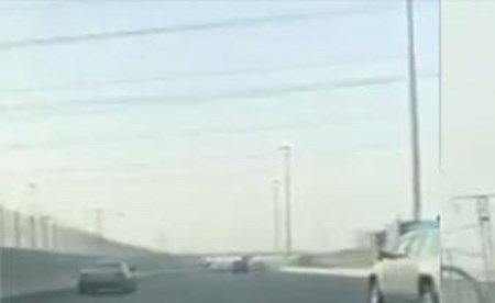 فيديو صادم .. مطاردة بين سيارتين في السعودية كادت أن تنتهي بكارثة !