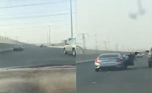 فيديو صادم .. مطاردة بين سيارتين في السعودية كادت أن تنتهي بكارثة !