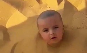فيديو لطفل في السعودية مدفون في الرمال يبكي.. والوالد "يسخر"!
