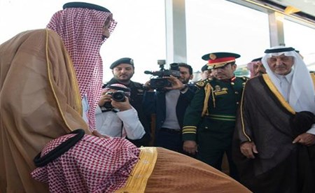 بالفيديو.. لقطة لنائب الملك وهو يقبّل قدم خادم الحرمين أثناء وداعه تلفت انتباه متناقليها