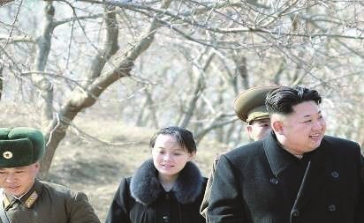 كيم جونغ أون برفقة شقيقته الصغرى في إحدى الجولات التفقدية في كوريا الشمالية (روسيا اليوم)