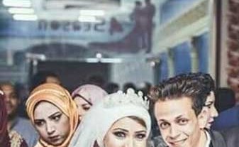 مواقع التواصل تنشغل بملابس عروسين مصريين بحفل زفافهما