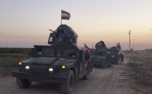 قوات عراقية في منطقة القطاش تسير باتجاه محطة كركوك للغاز جنوب المدينة والتي أعلن الجيش العراقي سيطرته عليها  (أ ب)