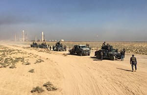 القوات العراقية لحظة دخولها حقول النفط في مدينة كركوك (رويترز)