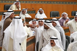 الجراح لحمدان: اقعد.. وعسكر يتدخل: هذا شيخنا الجراح