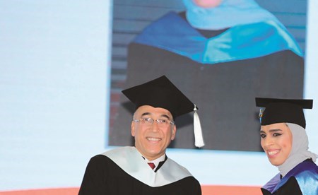 خريجة تتسلم شهادتها
