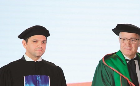 متفوقة تتسلم درعها من د.عصام زعبلاوي
