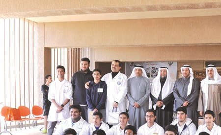 الشيخ عبدالله الاحمد وأحمد المليفي وفهد المضاحكة مع الهيئة التعليمية والطلاب الفائزين(زين علام)