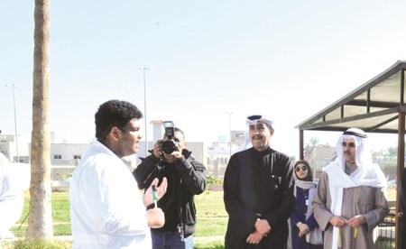 أحد الطلبة يشرح كيفية عمل الطاقات البديلة في المدرسة