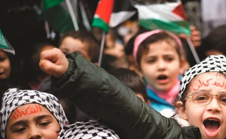 اطفال فلسطينيون يتظاهرون رافعين شعار القدس لنا احتجاجا على قرار ترامب في مخيم برج البراجنة في بيروت (ا.پ)