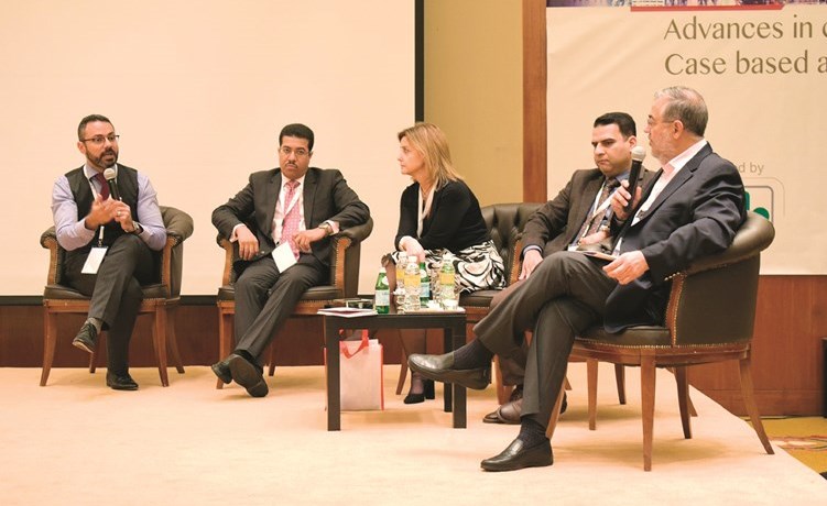 جانب من مناقشات الأطباء المشاركين في المؤتمر