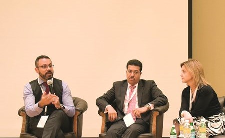 جانب من مناقشات الأطباء المشاركين في المؤتمر