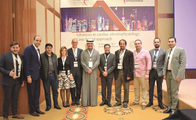 د. محمد الجارالله مع اللجنة المنظمة والأطباء المحاضرين