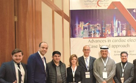 د. محمد الجارالله مع اللجنة المنظمة والأطباء المحاضرين