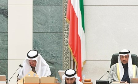 رئيس مجلس الأمة مرزوق الغانم ونائبه عيسى الكندري وأمين السر د. عودة الرويعي على المنصة ويبدو الأمين العام (هاني الشمري)