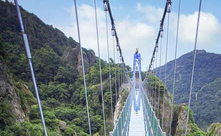 بالصور "أرضية متصدّعة" و"تنانين طائرة".. الصين تبني جسرًا زجاجيًا جديدًا