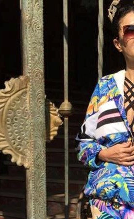 جمهور غادة عبد الرازق يسخر من ملابسها: إيه القرف اللي لابساه ده”