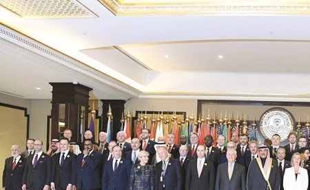 الشيخ صباح الخالد متوسطا المشاركين في مؤتمر أعمال الاجتماع الوزاري للتحالف الدولي ضد داعش (قاسم باشا)