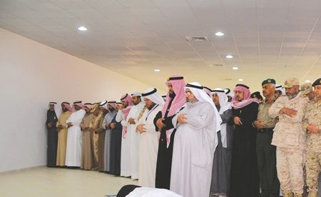 جانب من مراسم الدفن والصلاة على شهيد الواجب