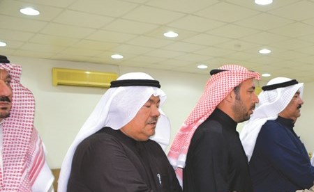 الفريق الركن محمد الخضر وامر القوة البرية اللواء الركن خالد الصالح يقدمون واجب العزاء