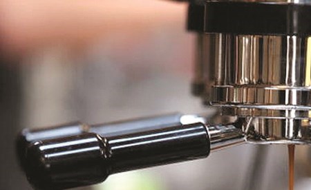 الشباب الكويتي يشعل منافسة «صناعـة القهـوة»