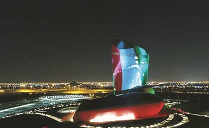 مركز الملك عبدالعزيز الثقافي العالمي توشح بألوان علم الكويت