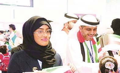 استقبال المواطنين الكويتيين الزائرين لإمارة دبي بالهدايا والأعلام الوطنية
