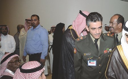 الشيخ ثامر جابر الأحمد خلال تفقدية في الاجنحة المشاركة