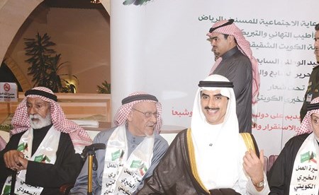 الجابر مع مجموعة من نزلاء دار الرعاية الاجتماعية للمسنين بالرياض