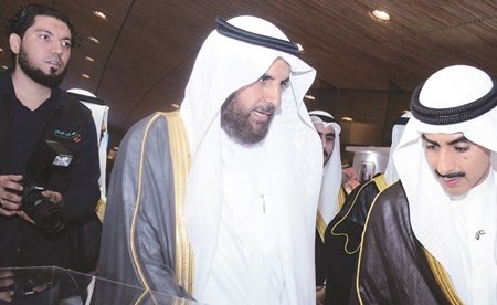 الشيخ ثامر جابر الأحمد خلال الجولة في المعرض المصاحب