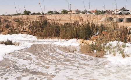 البحيرة التي تكونت جراء تجمع مياه الأمطار والصرف الصحي (ريليش كومار)