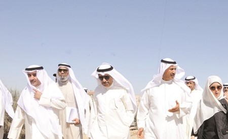 النائب الحميدي السبيعي والوزيران م.حسام الرومي ود.جنان بوشهري خلال الجولة في مدينة صباح الأحمد السكنية