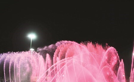 عرض النافورة المميز في مهرجان الثلوج (محمد هاشم)