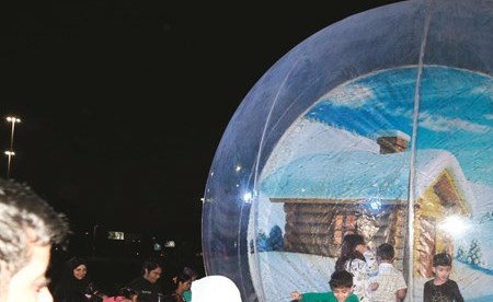 مشاركة الأطفال في فقرة الكرة الثلجية