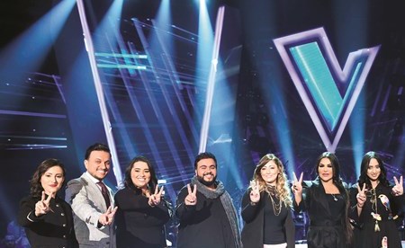 أحلام تتوسط فريقها