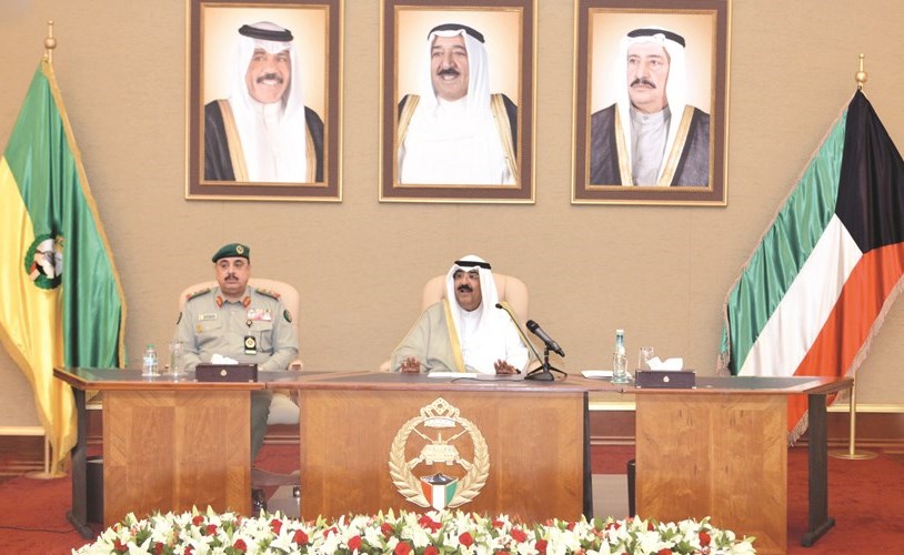 الشيخ مشعل الأحمد ملقيا كلمته بحضور الفريق الركن م.هاشم الرفاعي 