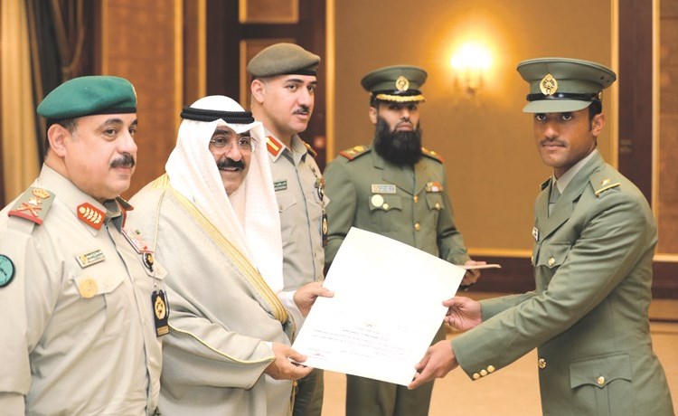 الشيخ مشعل الأحمد مكرما أحد الضباط الخريجين