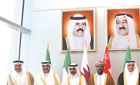 صورة جماعية لمحافظي البنوك المركزية الخليجية والأمين العام لمجلس التعاون لدول الخليج العربية د. عبداللطيف الزياني ( قاسم باشا )