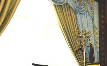 الشيخ ناصر صباح الأحمد مستقبلا أسرة الفقيد فيصل العبيد