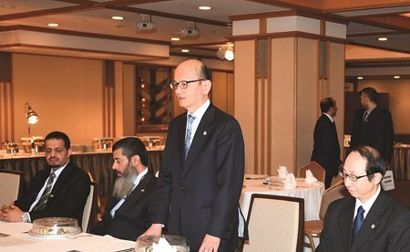 يوشينوري فوجيياما متحدثا ويبدو محمد الدلال ونايف المرداس وماجد المطيري