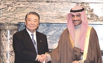 الرئيس مرزوق الغانم مصافحا رئيس مجلس النواب الياباني