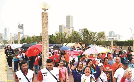 الشيخ عبدالله الأحمد وم. خالد العنزي في مقدمة المسيرة (محمد هاشم)